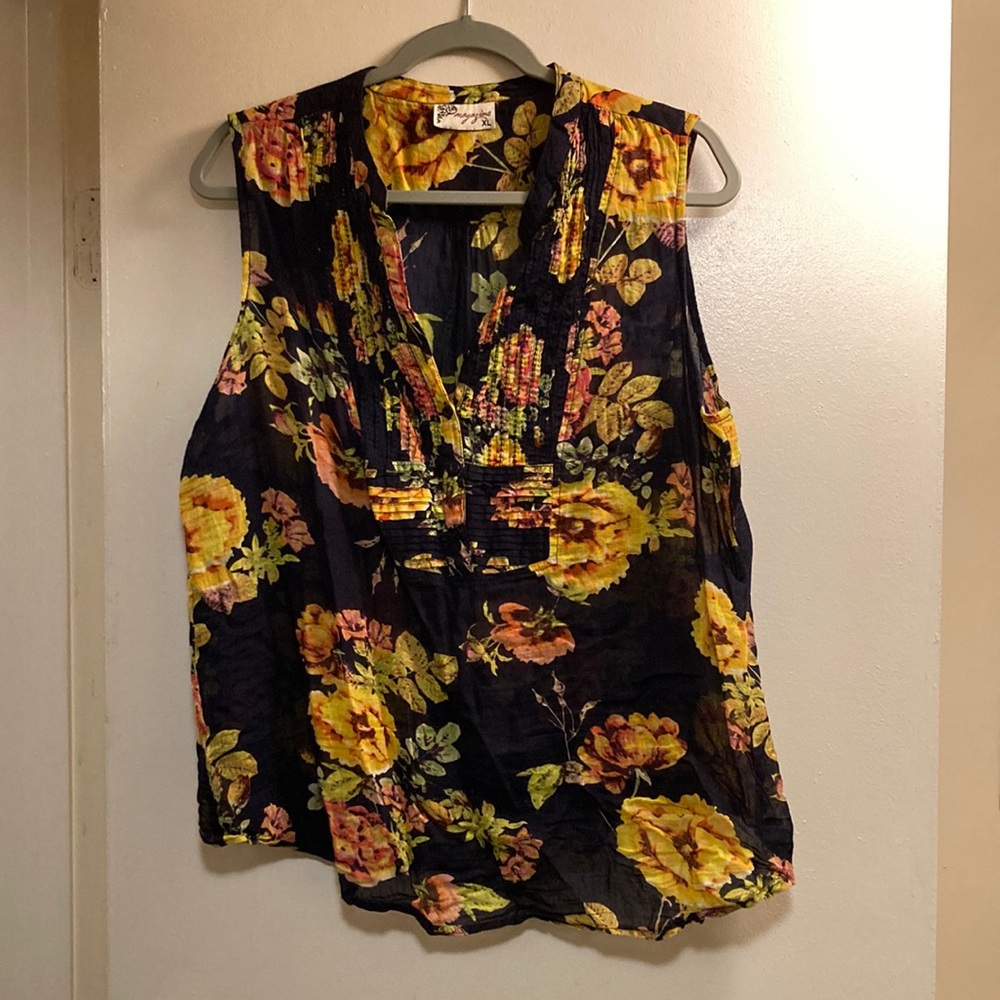 Sleeveless floral blouse with ruched accent under v-neck. Brand: Magazine.XL.